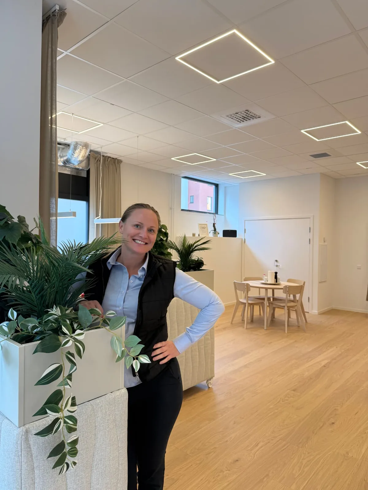 Alexandra Wolk välkomnar på kontoret i Norrtälje hamn