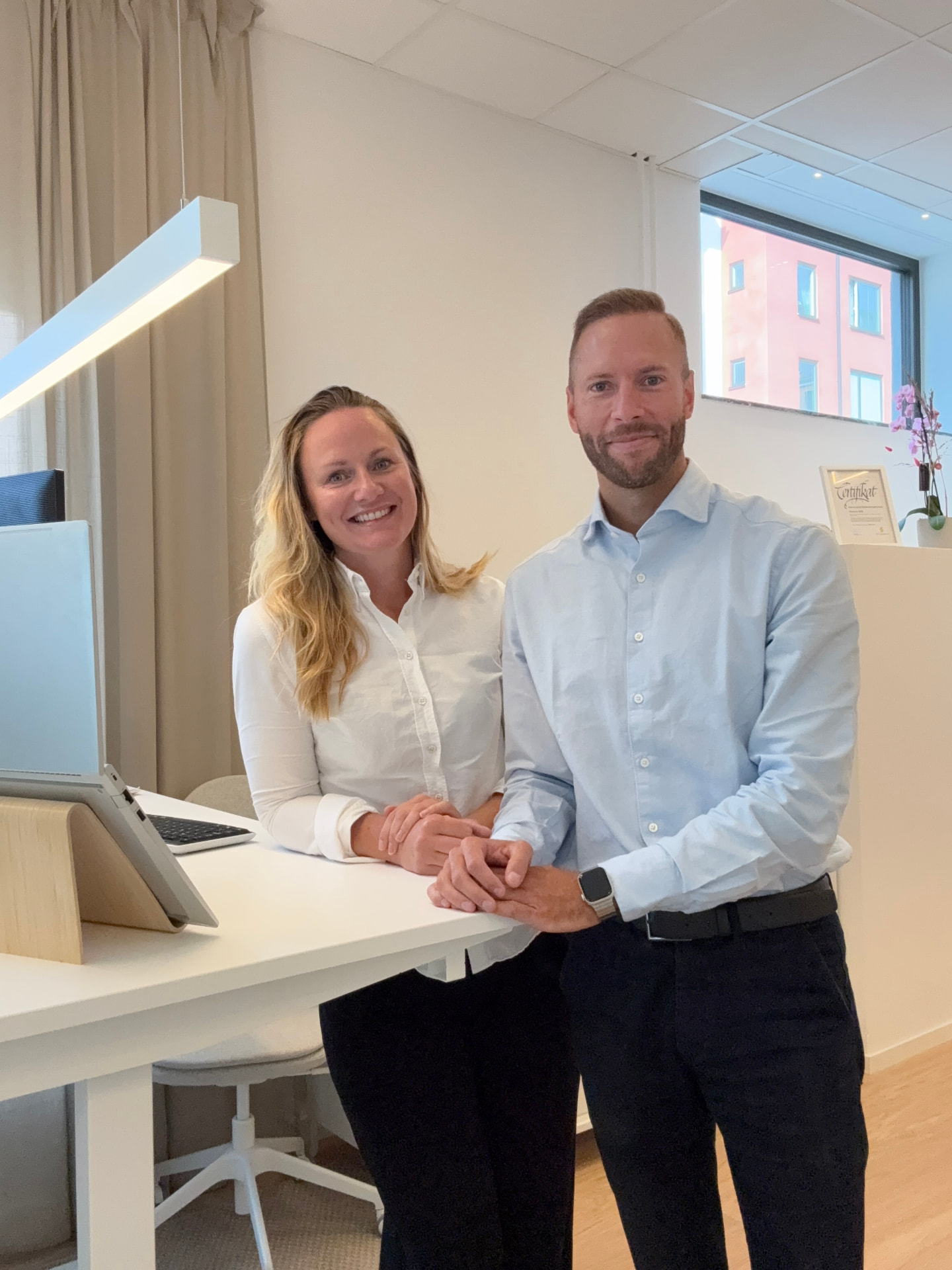 Alexandra Wolk och Daniel Ytterberg på kontoret i Norrtälje